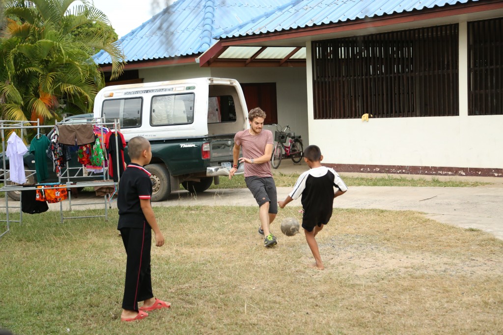 Antoine joue au foot avec les pensionnaires de la maison bleue