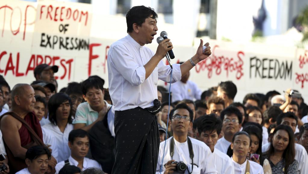 Min Ko Naing, un des leader de la génération des révoltes estudiantines de 1988, appelle à une révision de la Constitution, à Rangoon, le 5 janvier 2013 ©Reuters 
