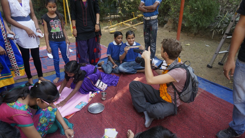 Antoine, en plein tournage avec les enfants de TAABAR en Inde