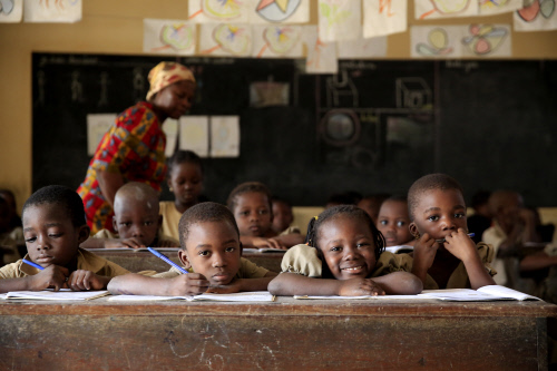 Ecole primaire africaine. Salle de classe. Adjallé. Togo, Lomé. ©Pascal Deloche, Godong