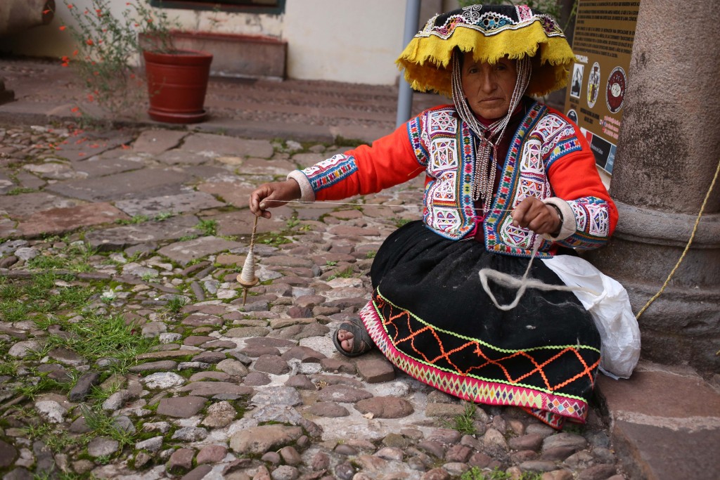 Les quechuas tissent toujours l'Alapaga de la même façon
