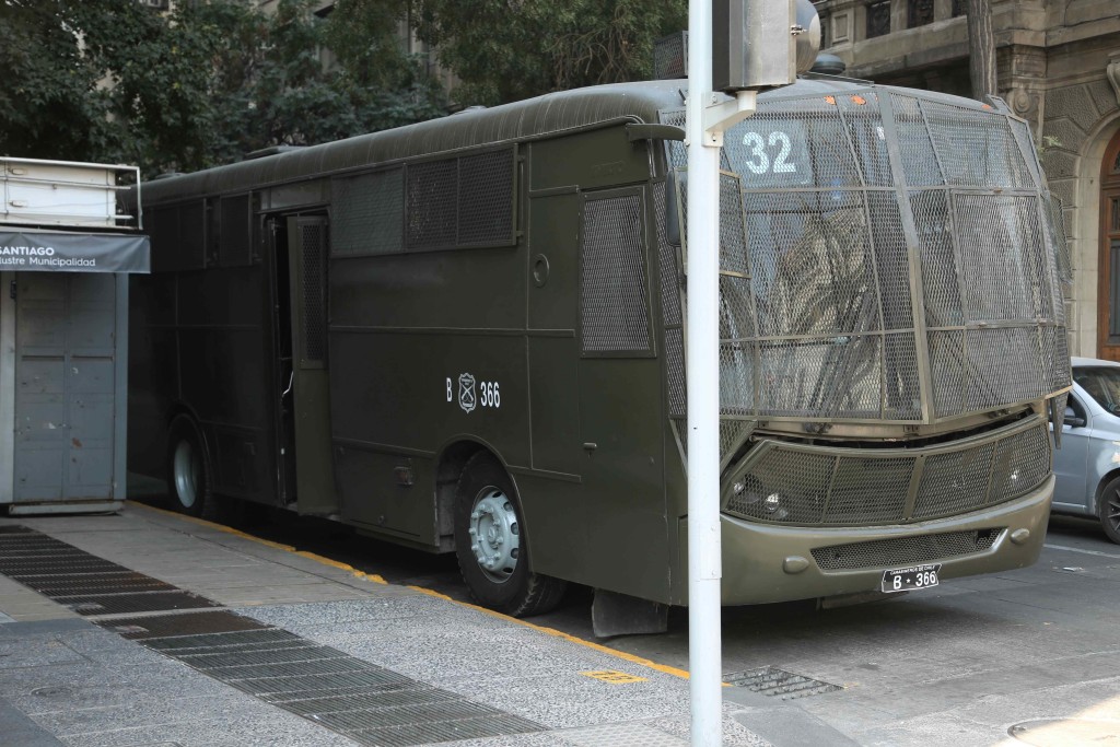 Dans les rues de Santiago, on croise encore des blindés militaires