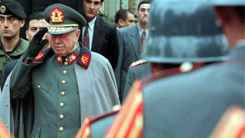 Pinochet, entouré de sa garde ©Reuters